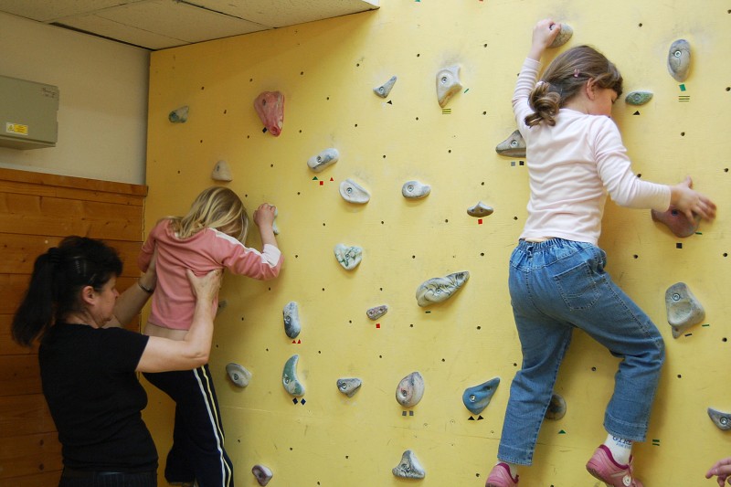 Děti ze školky na lezecké stěně