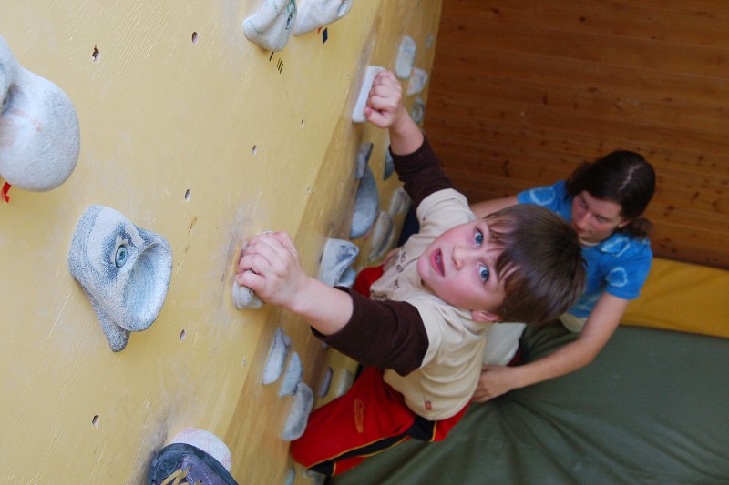 Děti ze školky na lezecké stěně