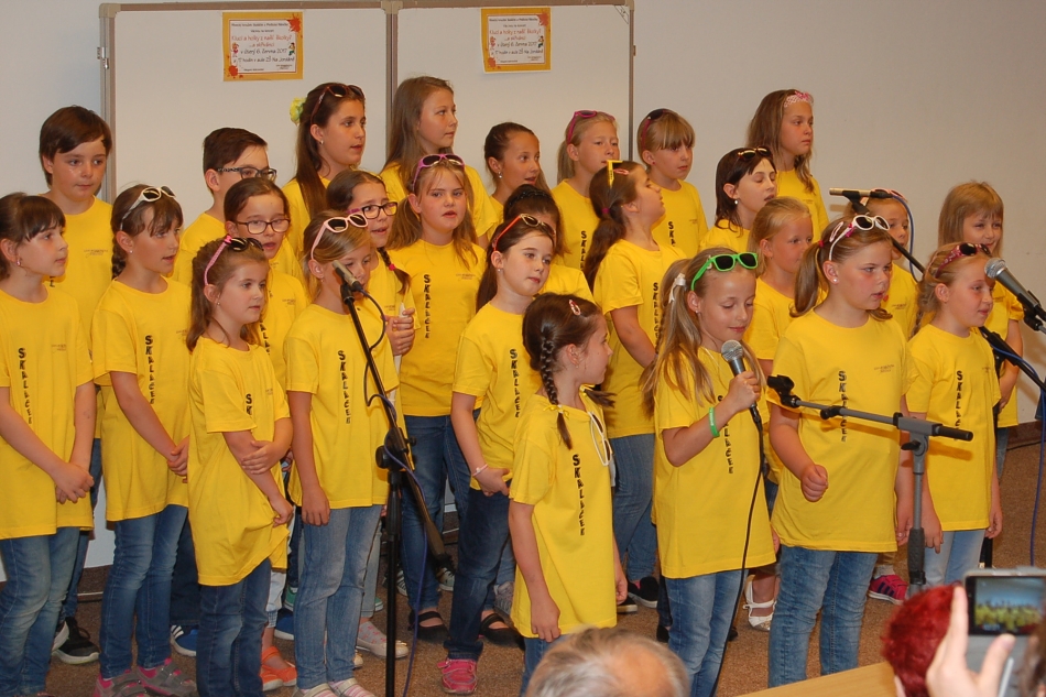 Kluci a holky z naší školky? …a skřivánci